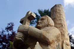 La statua in legno di una chiesa a Abergavenny, Galles, UK.
