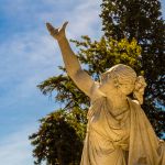 La statua in marmo della dea Galatea nei giardini siciliani di Acireale, Sicilia.

