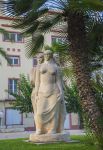 La statua in marmo delle tre donne a Sitges, Costa Dorada, Spagna - © GeNik / Shutterstock.com