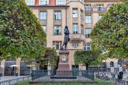 La statua in memoria di Johann Wolfgang von Goethe in Naschmarkt a Lipsia, Germania. Il monumento sorge di fronte all'Old Stock Exchange - © Gaid Kornsilapa / Shutterstock.com