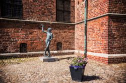La statua in metallo di un giullare nel cortile del castello di Malmo, Svezia - © Sun_Shine / Shutterstock.com
