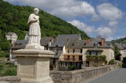 La statua in onore di Francois d'Estaing nell'omonimo borgo francese dell'Occitania. Vescovo di Rodez, questo religioso discende da una nobile famiglia dell'Auvergne che risale ...