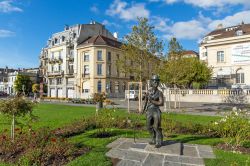 La statua in ricordo di Charlie Chaplin a Vevey, Svizzera. Comico, regista, sceneggiatore, autore di oltre 90 film e fra i più importanti cineasti del XX° secolo, Chaplin è ...