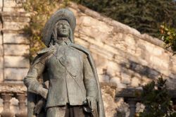 La statua marmorea di D'Artagnan lungo lo scalone monumentale di Auch, Guascogna, Francia.



