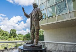 La statua per il bicentenario della nascita di Jefferson Davis a Biloxi, Mississipi, Stati Uniti. E' stata creata da Gary Casteel, noto artista della guerra civile, su richiesta dei figli ...