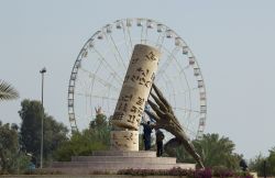 La statua "Save Iraq" in una piazza di Baghdad. Il Save Iraqi Culture Monument è stato commissionato nel 2010 dal sindaco di Baghdad e il progetto è stato ispirato dal ...