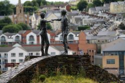 La Statua "The Divide" eretta per sancire la pace tra Cattolici e Protestanti a Londonderry in Irlanda del nord