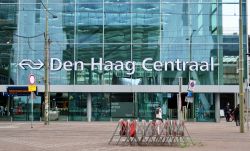 La stazione centrale di Den Haag, Olanda. Completata nel 1973, questa stazione dispone di 12 binari ed è la più grande della città - © Jer123 / Shutterstock.com