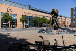 La stazione centrale di Odense, Danimarca. Gestita da Danske Statsbaner, l'edificio della stazione ferroviaria risale al 1995 ma la stazione venne aperta al pubblico già nel 1865 ...