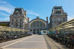 La stazione centrale di Ostenda, Belgio: la prima linea venne inaugurata nel 1838 durante il regno di Leopoldo I° - © Oliverouge 3 / Shutterstock.com