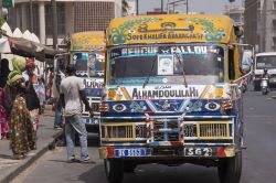 La stazione dei bus a Dakar, Senegal. E' uno dei mezzi di trasporto più utilizzati (ed economici) dagli abitanti ma anche da molti turisti - © Salvador Aznar / Shutterstock.com ...