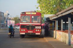 La stazione dei bus nella cittadina di Anuradhapura, Sri Lanka. Una corriera della compagnia Lanka Ashok Leyland in attesa dei passeggeri - © Karasev Victor / Shutterstock.com