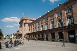 La stazione dei treni a Mulhouse, Alsazia, Francia. Attivata nel 1839, comprende 8 binari - © 208332874 / Shutterstock.com