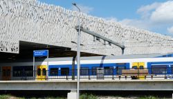 La stazione dei treni Lansingerland-Zoetermeer a Zoetermeer, Olanda - © Dafinchi / Shutterstock.com