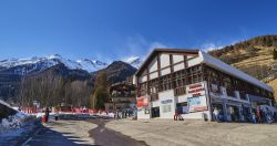 La stazione della funivia di Pejo, Trentino Alto Adige. Questo grazioso villaggio è una tranquilla località sciistica delle Alpi - © Ryszard Stelmachowicz / Shutterstock.com ...