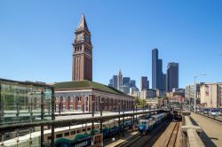 La stazione di King Street a Seattle, Washington. E' stata costruita fra il 1904 e il 1906 dalla  Great Northern Railway and Northern Pacific Railway - © f11photo / Shutterstock.com ...