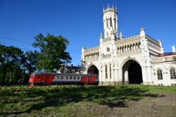 La stazione di Novy Peterhof, Russia, fa parte della rete ferrioviaria che gravita intorno a San Pietroburgo - © Lilyana Vynogradova / Shutterstock.com 