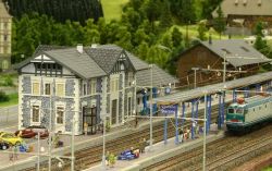 La stazione di VIpiteno in miniatura, Bahnhof Sterzing, uno dei plastici del museo di Mondotreno a Rablà - © Mondotreno