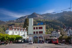 La stazione ferroviaria che porta dalle rive del lago di Lucerna al Monte Rigi a Vitznau, Svizzera. Quella di Rigi è la più antica ferrovia di montagna di tutt'Europa - © ...