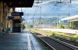 La stazione ferroviaria di Colico, si trova sulla  linea che collega Milano con Sondrio, Tirano e la Svizzera  - © Alexandra Thompson / Shutterstock.com 