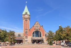 La stazione ferroviaria di Colmar, Francia. Questa cittadina, ai piedi del massiccio dei Vosgi, è la terza più grande per dimensione dell'Alsazia © photogearch / Shutterstock.com ...