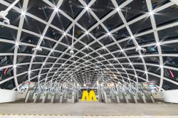 La stazione ferroviaria di Den haag (Olanda) by night in attesa dei viaggiatori - © Ankor Light / Shutterstock.com