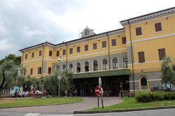 La stazione ferroviaria di Desenzano del Garda, provincia di Brescia, Lombardia. Il territorio cittadino è attraversato dalla ferrovia Milano-Venezia su cui si trova la stazione locale ...