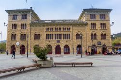 La stazione ferroviaria di Estella nella piazza centrale, Navarra, Spagna - © Marc Venema / Shutterstock.com