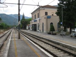 La stazione ferroviaria di Genga-San Vittore: si trova sulla linea che congiunge Roma con Ancona - © Alicudi - CC BY-SA 3.0 - Wikimedia Commons.