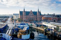 La stazione ferroviaria di Helsingor, Danimarca, vista dall'alto. Inaugurata ufficialmente nel 1891, questa elegante stazione ferroviaria si presenta con 6 binari - © badahos / Shutterstock.com ...