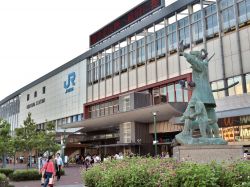 La stazione ferroviaria di Okayama, Giappone, con la statua di Momotaro, protagonista di un'antica fiaba locale - © MrNovel / Shutterstock.com