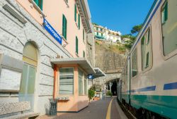La stazione ferroviaria di Riomaggiore, La Spezia, Liguria. Il borgo ospita una fermata ferroviaria della linea Genova-Pisa.



