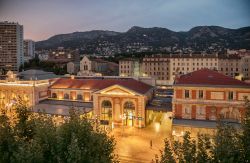 La stazione ferroviaria di Tolone (Francia) fotografata dall'alto e illuminata di sera.
