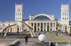 La stazione ferroviaria e Piazza della Stazione a Kharkiv, Ucraina. Palazzi maestosi, fontane e aiuole impreziosiscono l'area che ospita la stazione cittadina. L'edificio principale ...