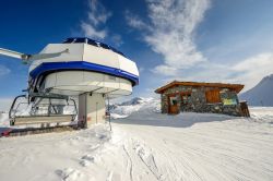 La stazione ski lift in Val d'Isère in inverno con la neve, Francia, in una giornata di sole.



