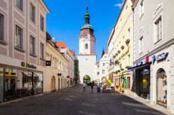 La Steiner Tor nella città di Krems an der Donau, valle della Wachau, Austria. La costruzione di questa torre risale al XV° secolo  - © saiko3p / Shutterstock.com