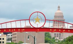 La stella rossa, simbolo del Texas con il Campidoglio di Austin sullo sfondo (USA).

