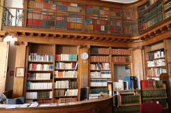 La storica biblioteca di medicina nella Camera Prunelle della facoltà di Montpellier, Francia.  I volumi sono esposti negli scaffali in legno pregiato - © BOULENGER Xavier / ...