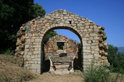 La storica chiesa di San Martinu vicino a Sotta, Corsica - © Commune de Sotta - CC BY-SA 4.0, Wikipedia