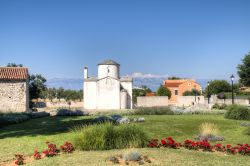 La storica chiesetta di Nin immersa in un paesaggio bucolico, Croazia.

