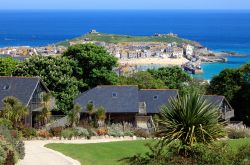 La storica città portuale di St. Ives vista dalla periferia, Cornovaglia, Regno Unito.

