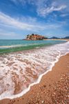 La storica cittadina di Sveti Stefan, Montenegro, vista dalla spiaggia. In origine piccolo villaggio di pescatori, Santo Stefano di Pastrovicchio è stato trasformato in un hotel di lusso ...