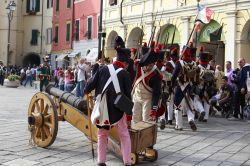 La storica festa di commemorazione delle guerre napoleoniche a Sarzana, Liguria. Si svolge ogni due anni nella cittadina medievale di Sarzana: il Napoleon Festival propone eventi legati alla ...