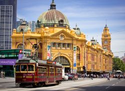 La storica Flinders Street Station di Melbourne, Australia. E' stata completata nel 1910 e ogni giorno viene utilizzata da oltre 100 mila persone - © Neale Cousland / Shutterstock.com ...