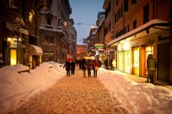 La storica nevicata di Bologna il 4 febbraio 2012, una via del centro storico. - © pio3 / Shutterstock.com