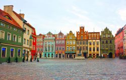 La storica piazza del Mercato Vecchio di Poznan, Polonia - Un suggestivo scorcio panoramico della piazza principale della città © Neirfy / Shutterstock.com