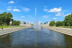 La storica piazza di Ekaterinburg con le fontane nello stagno della città, Russia.

