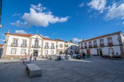 La storica piazza di Miranda do Douro con la scultura di uomo e donna in bronzo, Portogallo - © Dolores Giraldez Alonso / Shutterstock.com