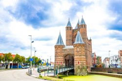 La storica Porta di Amsterdam di Haarlem, Olanda, con le sue guglie smaltate in azzurro.
