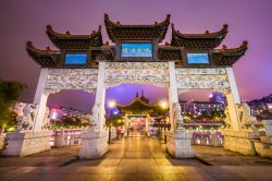 La storica porta sul fiume Nanming a Guiyang (Cina) a mezzanotte - © Sean Pavone / Shutterstock.com